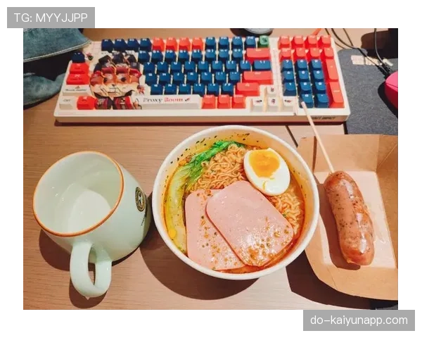 刷到冯彦哲半夜吃泡面，镜头里那只名牌包比泡面还抢镜，生活反差有点疯